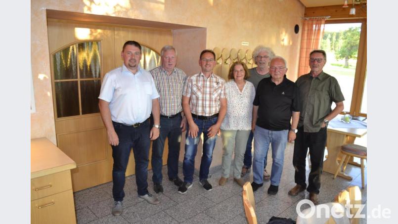 Markus Ludwig leitete die Wahlen zum SPD-Vorstand (von links): Herbert Döppl, Karl-Heinz Mois. Evelyn Berger-Röhlinger, Sepp Herrlein, Burkhard Röhlinger und Hans-Jürgen Reiß. Bild: exb