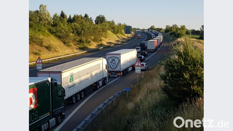 Auf der A6 bei Vohenstrauß staut es sich nach einem schweren Unfall. Bild: dob