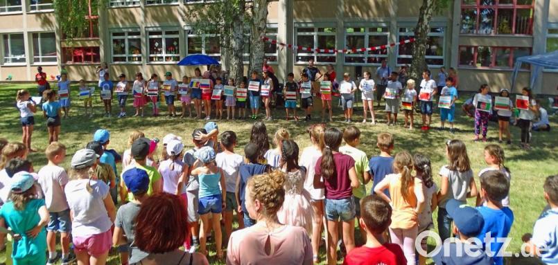 Mit einem bunten Fest und Kindern aus 27 Nationen feiert die Albert-Schweitzer-Schule in Weiden ihr 60-jähriges Jubiläum. Bild: Dobmeier