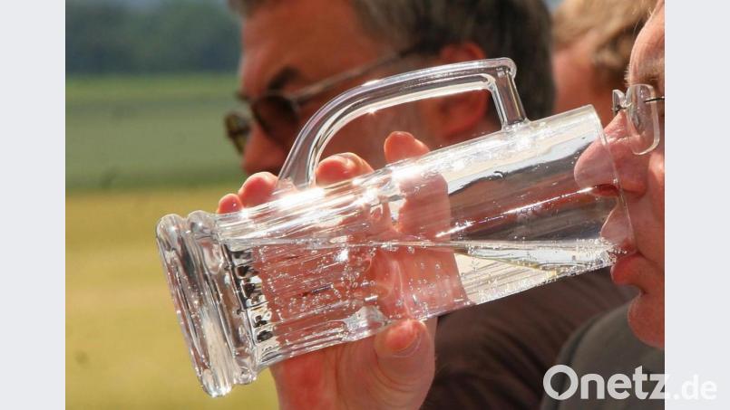 Bei tropischer Hitze sollte man viel Wasser trinken. Das gilt besonders für alle, die an den großen Vereinsjubiläen und Bürgerfesten an diesem Wochenende teilnehmen. Die Organisatoren wollen vor allem für die Festzüge Getränkestationen am Rande des Wegs einrichten. Bild: Popp
