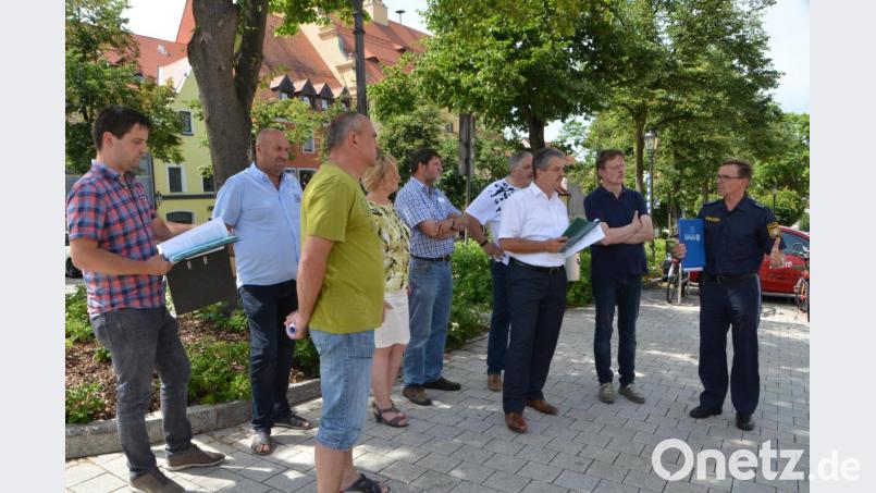 Der Verkehrsausschuss war am Mittwochnachmittag, hauptsächlich in der Stadt unterwegs, um sich verschiedene Punkte anzusehen. Verkehrsexperte Jakob Stahl von der Polizeiinspektion Vohenstrauß (rechts) erklärte dazu die rechtlichen Punkte der gesetzlichen Straßenverkehrsordnung, an die sich auch die Gremiumsmitglieder halten müssen. Bild: dob