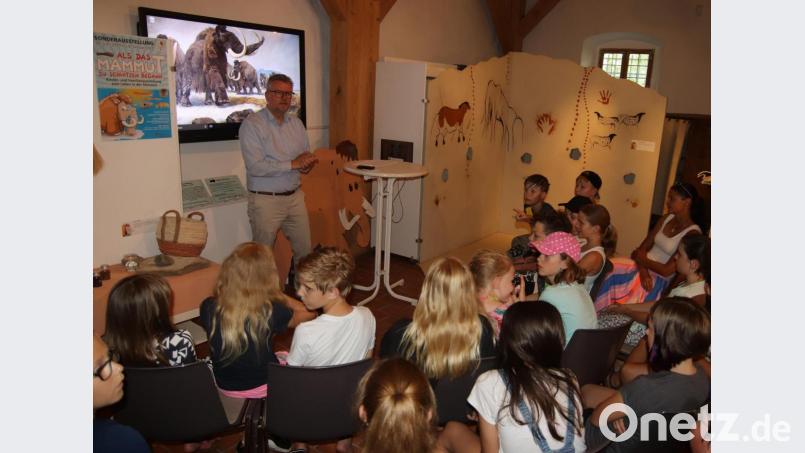 Bürgermeister Michael Göth eröffnet die Ausstellung vor der Klasse 4c der Pestalozzi-Grundschule sowie Vertretern aus Politik und Mitgliedern des Fördervereins. Bild: mfh
