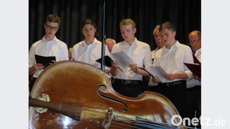 Beim Sommerkonzert des Stiftland-Gymnasiums lauschten ein paar Hundert Zuhörer launige Musik und ernste Klassik sowie gute instrumentale Beiträge. Bild: ubb