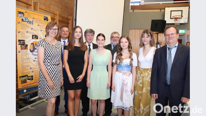 Leonie Saller (grünes Kleid) war mit 1,0 im Abiturzeugnis beste Schülerin des Abschlussjahrgangs 2019 am Nabburger Gymnasium. Fast genauso gut schnitten (von links) Nele Wild, Carolin Sax und Ines Rückl ab, die sich alle über einen 1,1-Durchschnitt freuen konnten. Glückwünsche sprachen die scheidende Elternbeiratsvorsitzende Johanna Baumann, Schulleiter Christian Schwab, Jakob Scharf als stellvertretender Landrat, der Nabburger Bürgermeister Armin Schärtl und Oberstufenkoordinator Stefan Schropp (von links) aus. Bild: Thomas Dobler