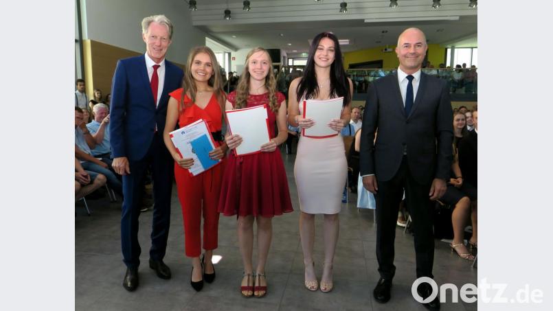 Oberstudiendirektor Dr. Johannes Werner (links) und Oberstufenkoordinator Hartmut Hübner (rechts) gratulierten Julia Wagner, Margareta Rupprecht und Julia Schiml (von links) zu einem Notendurchschnitt von 1,1. Bild: Hirsch