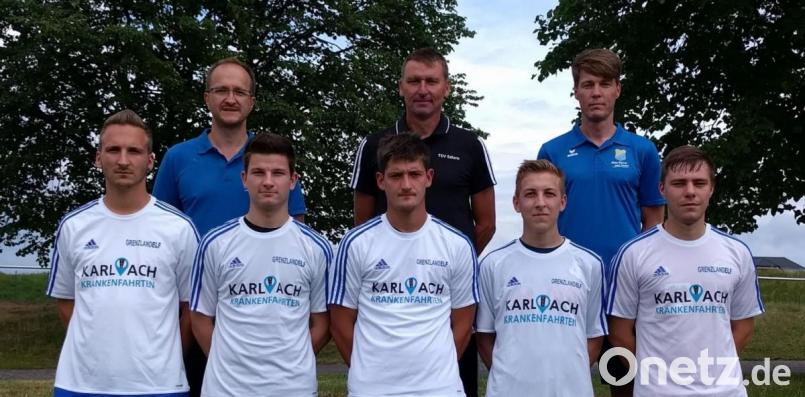 Vorsitzender Thomas Meckl, Trainer Bernd Häuber und Abteilungsleiter Stefan Salomon Stefan (oben von links) begrüßten die Neuen beim TSV Eslarn: (von links) Christian Windirsch, Johannes Beigler, René Gall (alle vom TSV Pleystein), Jonathan Bulenda (SpVgg Moosbach) und Daniel Sorgenfrei (FC Ovi-Teunz) Es fehlt Thomas Beer von der SpVgg Moosbach. Bild: gz