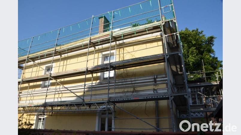 Das komplette Dach und auch der Erkeranbau werden derzeit mit Kunstschiefer neu eingedeckt. Die Maßnahmen wurden mit eng mit dem Denkmalamt abgestimmt. Bild: dob