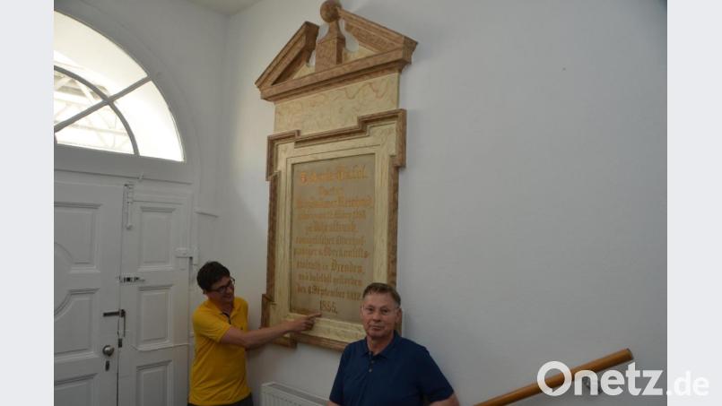 Im Eingangsbereich sticht die große Gedenktafel ins Auge. Sie erinnert an den am 12. März 1753 in Vohenstraußer geborenen Franz Volkmar Reinhard, der als evangelischer Oberhofprediger und Oberkonsistorialrat in Dresden wirkte und dort am 6. September 1812 verstarb. Kirchenvorstandsmitglied Uli Münchmeier (links) und Stadtpfarrer Dieter Schinke sind stolz auf den berühmten Sohn der Stadt. Bild: dob