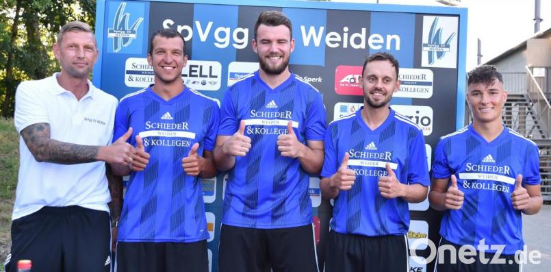 Landesligist SpVgg SV Weiden stellte am Freitagabend offiziell seine Neuzugänge vor. Trainer Andreas Scheler freut sich über den Wechsel von Dominik Mandula, Ludvig Tuma (beide Karlsbad), Filip Trantina (1. FC Bad Kötzting) und Vincent Schweiger (SV Raigering, von links) ans Weidener Wasserwerk. Es fehlen auf dem Bild die weiteren Neuzugänge Michael Heisig, Timo Nürnberger (beide SV Etzenricht), Tobias Götz (1. FC Rieden) sowie die U21-Spieler Patrick Pohl und Jonas Träger. Bild: A. Schwarzmeier
