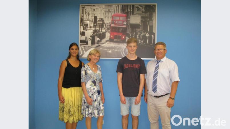 Ministerialbeauftrage Maria Kinzinger (Zweite von links) und Realschuldirektor German Helgert (rechts) gratulierten dem Neuntklässler Jonas Meyer (Zweiter von rechts) und dankten der Englischlehrerin Melanie Kabalo (links). Bild: jzk