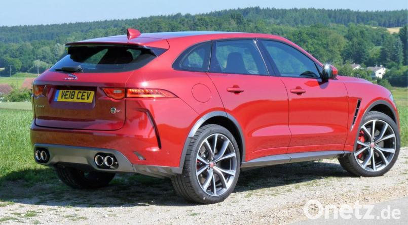 Am Heck fällt neben einem geänderten Dachspoiler ein neuer Stoßfänger zur Integration der vierflutigen Abgasanlage ins Auge. Bild: bz