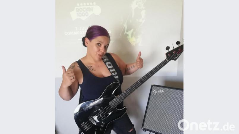 Üben und nochmals üben. Rockmusikerin Ramona Häßler beherrscht die 18 Songs perfekt, die sie am 7. Juli in der Commerzbank-Arena in Frankfurt spielen wird. Im Gepäck hat sie dazu neben ihrer Gitarre auch den Bass-Amp (Verstärker) aus der Gleiritscher Wohnung. Bild: exb