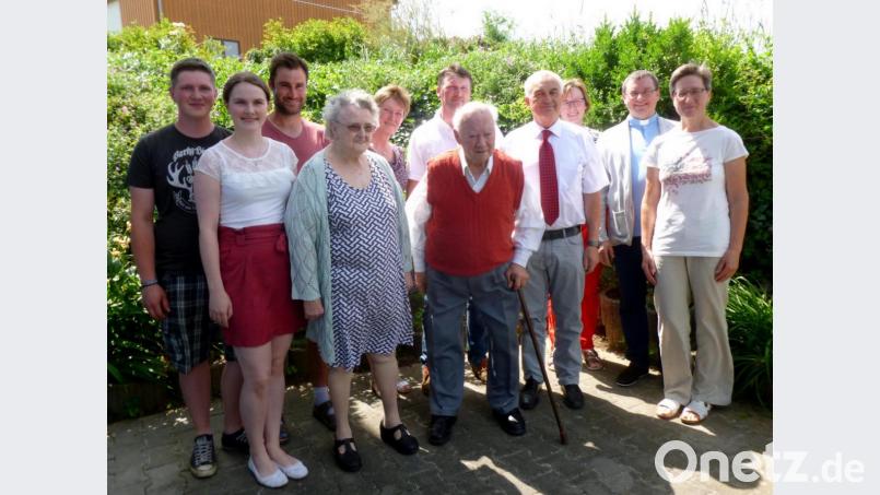 Johann Betz feierte mit Kindern und Enkeln, Lebensgefährtin Helga (links daneben), Zweitem Bürgermeister Wolfgang Spießl (rechts daneben), Pfarrer Alexander Dyadychenko und PGR- Mitglied Renate Scherr seinen 90. Geburtstag. Bild: lts