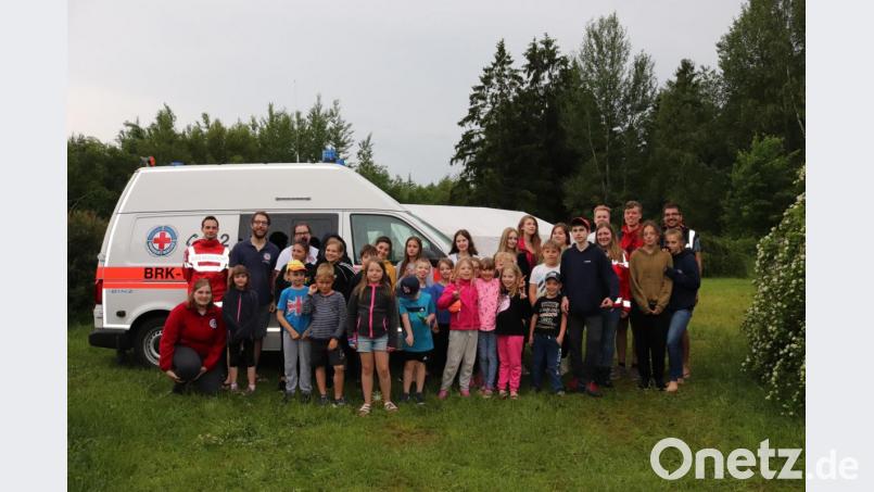 Wasserwacht-Nachwuchs und ihre Ausbilder verbrachten lehrreiche Tage am Campingplatz Plößberg. Bild: hcz