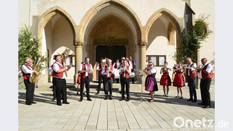 Die Stadtkapelle eröffnet mit einem Standkonzert die Feiern zum Feuerwehrjubiläum. Bild: bey