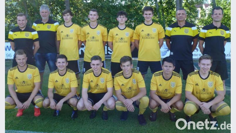 Die Neuzugänge des SV Hahnbach mit Trainern und Abteilungsleiter. Auf dem Bild hinten von links Co-Trainer Christoph Ertel, Abteilungsleiter Wolfgang Dotzler, Luis Rösch, Philipp Fiedler, Roman Hartmann, Patrick Neiswirth, Trainer der zweiten Mannschaft Helmut Hefner und Chefcoach Thorsten Baierlein, vorne von links Tobias Hüttner, Simon Ströhl, Alex Träger, Jonathan Reutner, Nico Dotzler und Felix Pirner. Bild: nrö