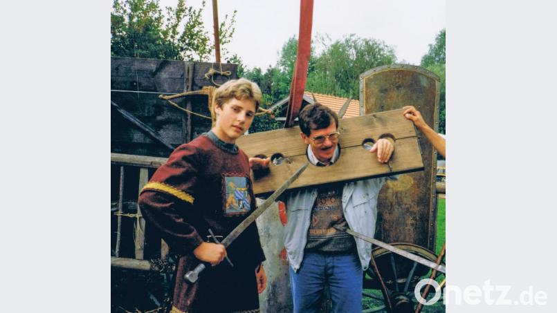 Rückblick in die ersten Jahre der Veranstaltung: Von den derben Späßen der Lagernden war auch Festspiel-Vorsitzender Theo Männer nicht sicher, der auf diesem Foto aus dem Jahr 1993 in die Schandgeige musste. Bild: exb/privat