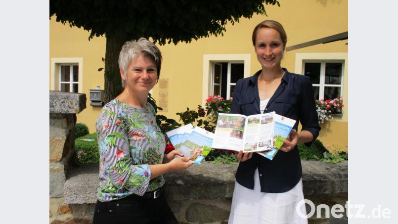 Alexandra Beier (links) und Projektleiterin Christina Maderer stellten die neue Broschüre vor. Bild: exb/Julia Braun