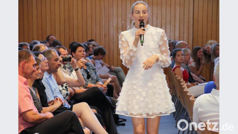 Abiturientin Luisa Baumann gestaltete die Feier als Sängerin mit. Bild: Thomas Dobler