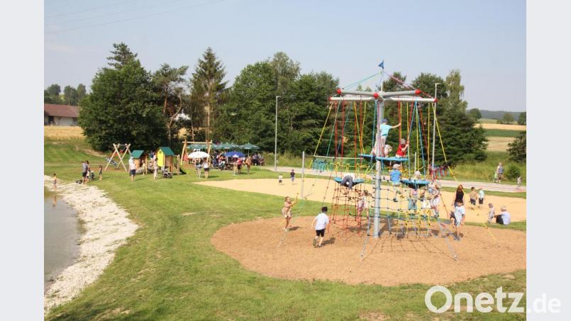 Der Mehrgenerationenplatz direkt am Badeweiher (links) lässt keine Wünsche offen und ist eine große Bereicherung für das Miteinander in der Gemeinde Niedermurach. Bild: frd