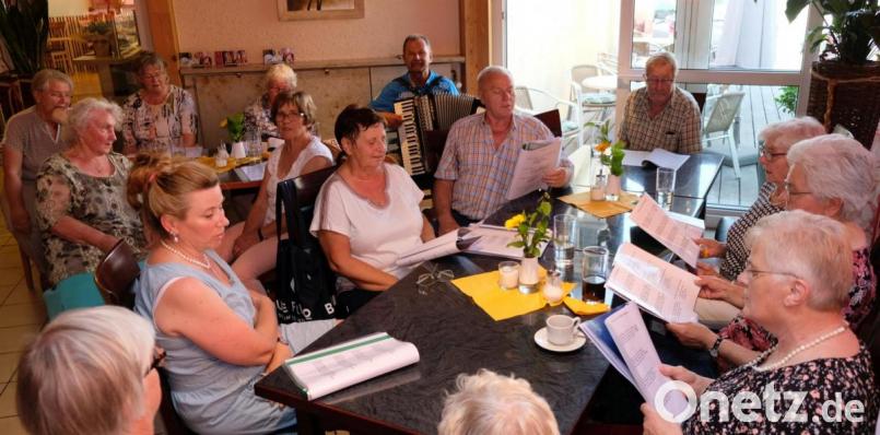 Eine sangesfreudige Runde fand sich im Cafe Beck ein. Organisiert hatte die Veranstaltung der VdK-Ortsverband Schwarzenfeld. Bild: mab