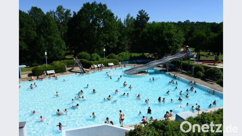 Von der Rutsche aus ins Nichtschwimmerbecken ist das sanfte Vergnügen im Pleysteiner Freibad. Bild: bey