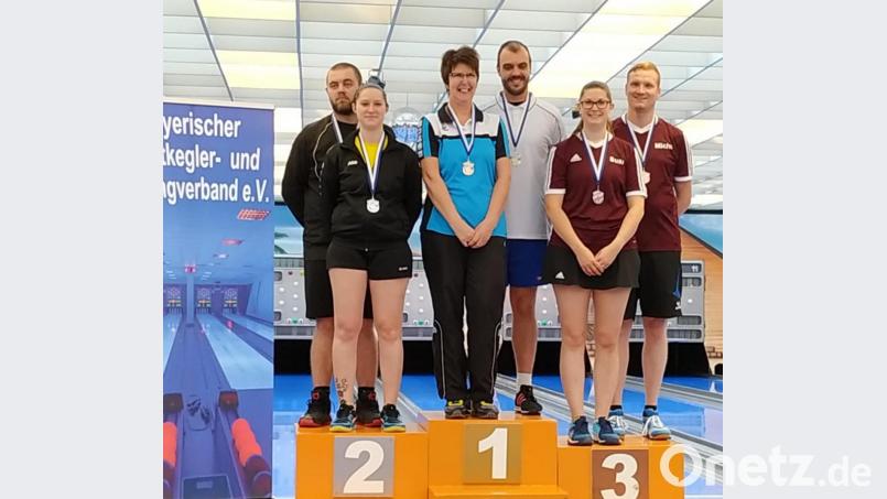 Das Bild zeigt rechts im roten Trikot Susanne und Michael Hackel, die bei der Bayerischen Meisterschaft in Augsburg den 3. 
Platz belegten und sich damit für die Teilnahme an der Deutschen Meisterschaft qualifizierten Bild: sh