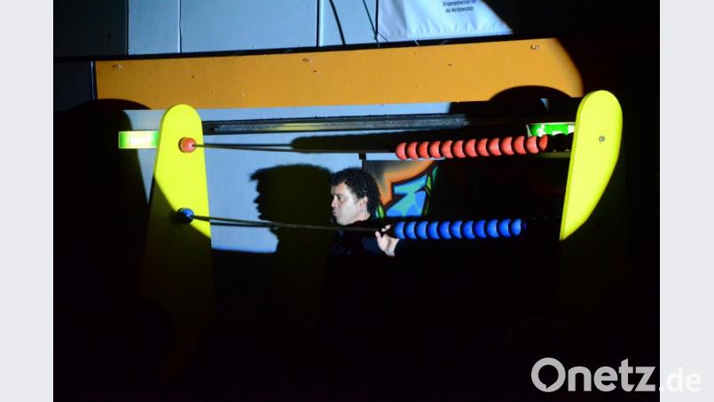 Theaterpädagoge Jean-Francois Drozak betätigt den Rechenschieber. Für jedes Symptom, dass die Zuschauer erkannten, gab es eine Kugel. Bild: Kunz