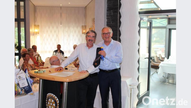 Der Rotary-Club Weiden ist in neuen Händen: Wolfgang Jess (links) übergibt an seinen Nachfolger Reinhold Bayer. Bild: exb/Florian Rieder