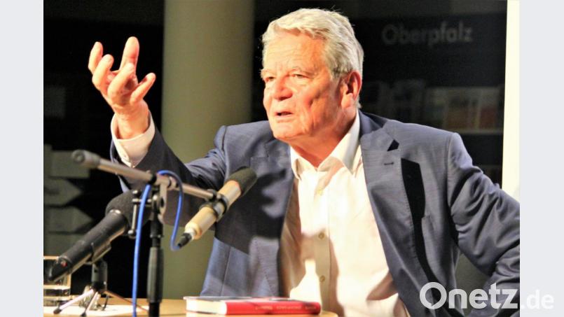 Altbundespräsident Joachim Gauck sprach am Donnerstagabend in der Weidener Buchhandlung Rupprecht über "kämpferische Toleranz" Bild: stg