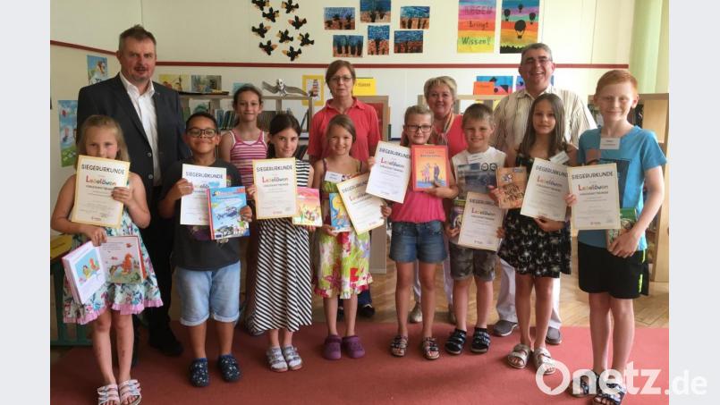 Im neu eingerichteten Lesezimmer der Josef-Voit-Grundschule werden die besten Vorleser ausgezeichnet (hinten, von links): die Jurymitglieder Heinrich Schwirzer, Anna Pamler, Hannelore Mayr-Dorner, Rektorin Ulrike Frank und Bürgermeister Norbert Bücherl; (vorn, von links): die erfolgreichen Teilnehmer mit Marlies Döbereiner, Elijah Rietzscher, Emilia Negel, Mia Dotzler, Ronja Amann, Sebastian Lederer, Jasmin Neuberger und Jonas Eglmeier. Bild: nbu