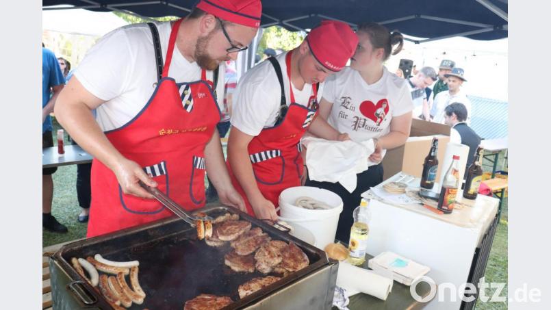 Rund um die Uhr waren die &quot;Schenkelzinterer&quot; am Grill gefordert. In original koreanischen Kochschürzen, die sie beim Korea-Aufenthalt 2016 geschenkt bekommen hatten, waren sie Bestens gerüstet. Bild: myd