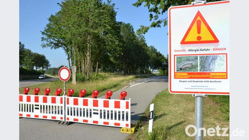 Das Warnschild zeigt an: Der Parkplatz an der B 470 oben auf dem Pinzigberg ist gesperrt. Bild: ll