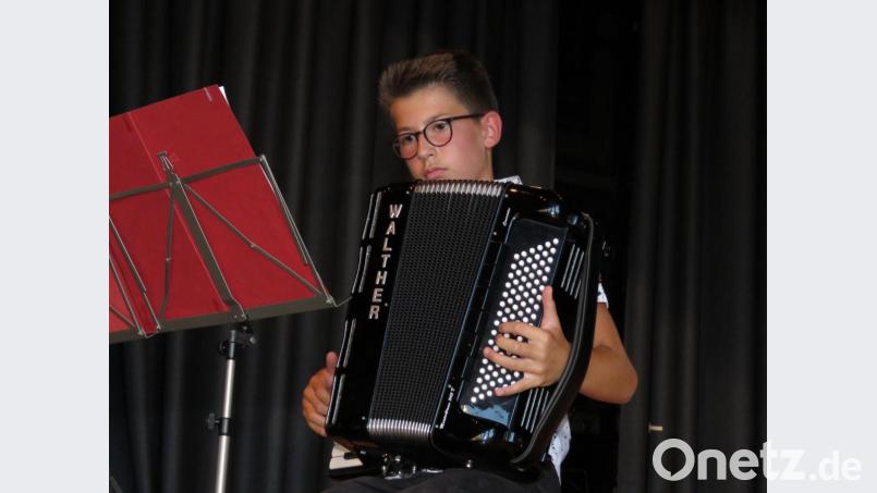 Mutig und ziemlich gut drauf: Simeon Franz aus der 6b am Akkordeon beim Solo. Bild: ubb