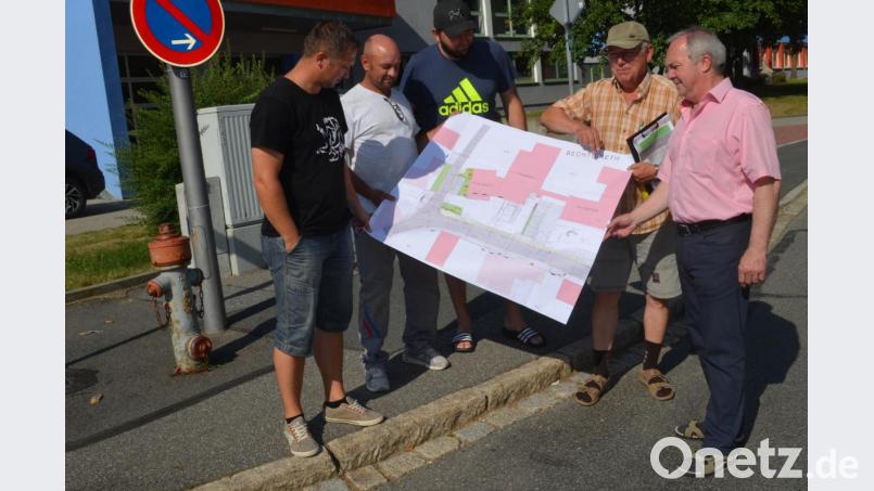 Bürgermeister Gerhard Scharl geht mit Bauunternehmer Hans Schieder (von rechts) nochmals die umfangreichen Maßnahmen durch. Ab Montag wird die Ortsdurchfahrt gesperrt. Bild: fz