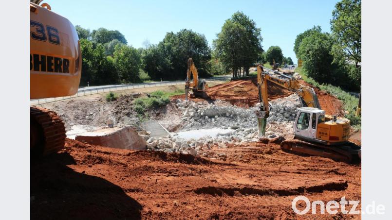 Bauarbeiten an der Brücke bei Edelsfeld: Noch vor Einbruch des Winters soll eine neue Brücke die alte ersetzen. Bild: gru