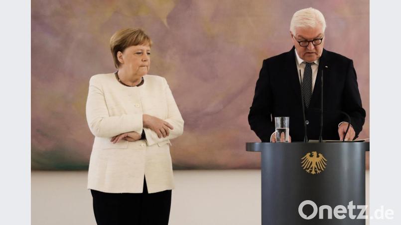 Bei der Überreichung der Ernennungsurkunde an die neue Bundesjustizministerin Christine Lambrecht fing die Kanzlerin plötzlich an, am ganzen Körper zu zittern. Bild: Kay Nietfeld