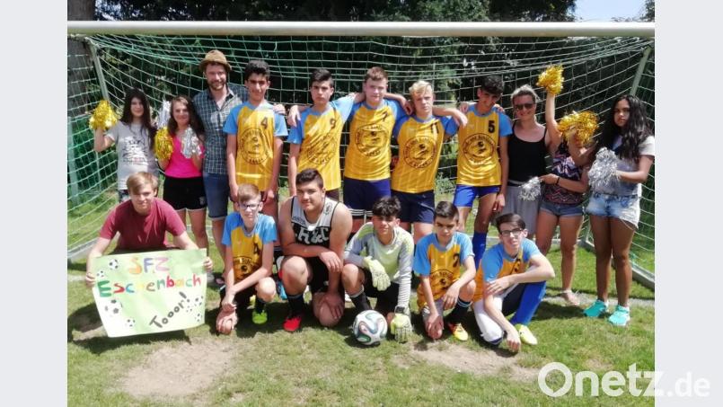 Sie geben alles, das Fußballteam des Sonderpädagogischen Förderzentrums und ihre Cheerleader. Mit Erfolg: Bei der Bezirksmeisterschaft in Regensburg steht am Ende der dritte Platz unter 16 Mannschaften zu Buche. Bild: exb