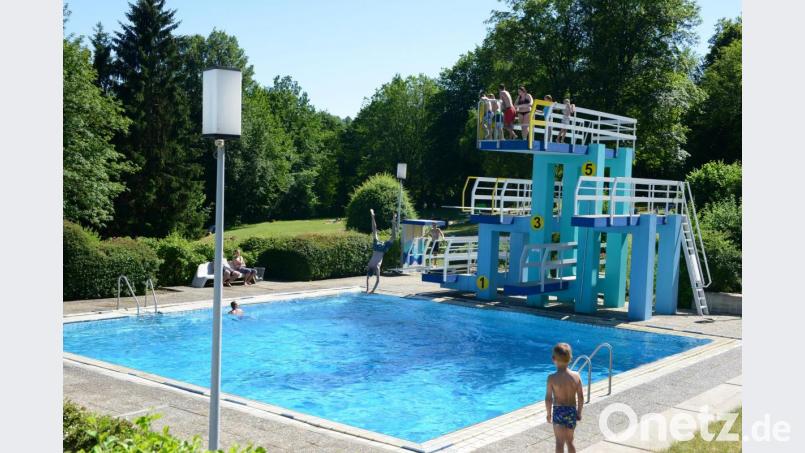 Vom Sprungbrett oder vom Sprungturm ins Wasser ist für viele noch immer das höchste Vergnügen Bild: bey