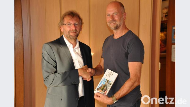 Vorsitzender Hermann Schraml verabschiedet Karlheinz Weismeier (von links), der sich 18 Jahre lang um die Kasse gekümmert hat. Bild: ak