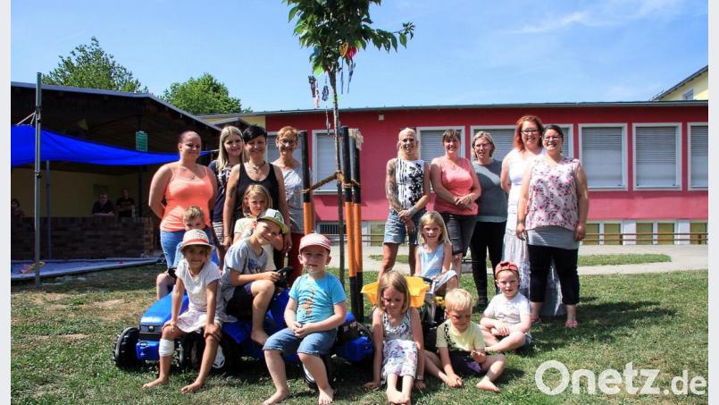 Das frisch gepflanzte Bäumchen ist erst der Anfang. In wenigen Wochen sollen der gesamte Garten und auch der Kindergarten St. Josef noch attraktiver werden. Bild: wro