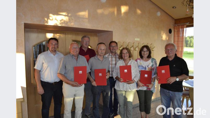 Bürgermeister Markus Ludwig (links) und SPD-Ortsvorsitzender Karl-Heinz Mois (Fünfter von links) ehren treue SPD-Mitglieder (von links): Wilfried Müller, Johann Hösl, Kurt Pleyer, Evelyn Berger-Röhlinger, Anette Reiß und Burkhard Röhlinger. Bild: exb