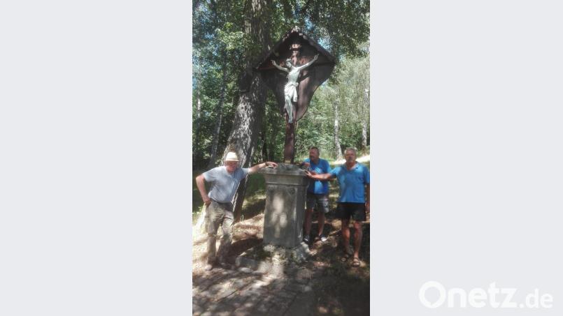 OWV-Vorsitzender Michl Schwabl ist mit seinem Team, Josef Schieder und Hans Reintsch (von links) stolz auf die gelungene Restaurierung durch Zimmerermeister Reger Bild: sl