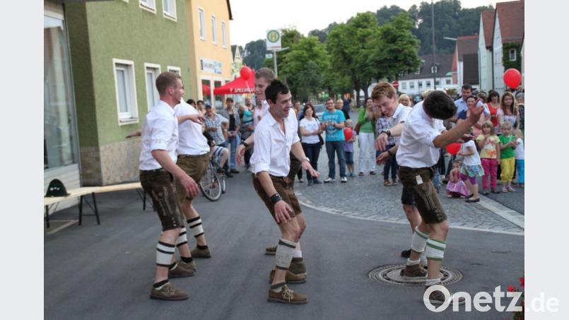 Der &quot;Neidaffer Plattlclub&quot; begeisterte schon einmal die Zuschauer in Neustadt/WN. Bei &quot;Kunst &amp; Rotlicht&quot; am Freitag sind die Burschen wieder am Start.

Bild: prh Bild: prh