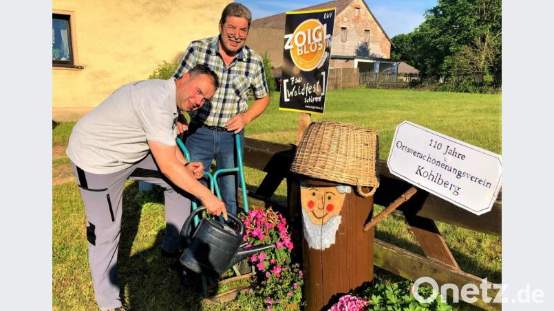 OWV-Vorstand Markus Müller (links) und Laienspielwart Lothar Pöll haben den „Stammvater“ an der Weidener Straße aufgestellt. Die lustig bemalte Figur bringt die Gründung des ersten Ortsverschönerungsvereins in Erinnerung. Bild: jml