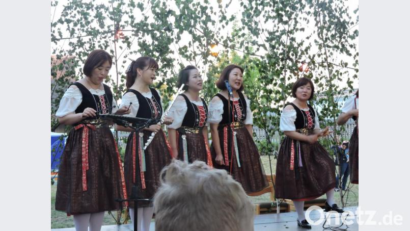 In verschiedenen Formationen traten die Mitglieder des Jodelclubs &quot;Enzian&quot; aus Incheon auf. Sie begeisterten wie ihre Kollegen aus Seoul das Schwarzenbacher Publikum. Bild: myd