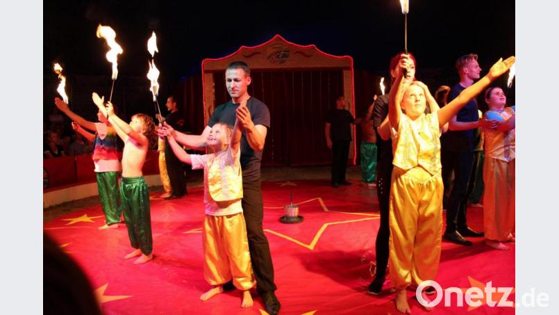 Fachleute vom Ostdeutschen Projektcircus üben mit den Kindern die Rollen, die sie sich zutrauen. Die Premiere 2015 in Auerbach (Bild) ist in bester Erinnerung. Bild: cs