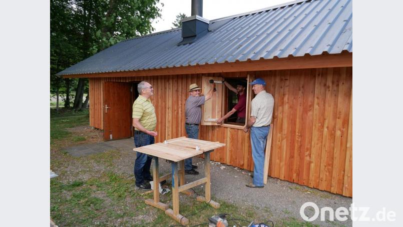 Der Bautrupp des Imkervereins um Vorsitzenden Johann Seibert verschönert die Außenfassade des Lehrbienenstandes. Bild: gz
