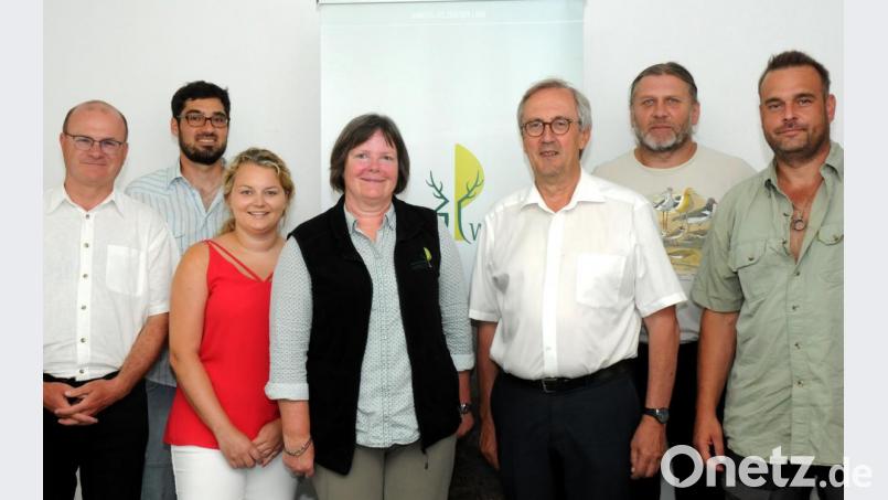 Sie veranstalten die Tage der biologischen Vielfalt in Ursensollen (von links nach rechts): Norbert Schäffer, Vorsitzender des LBV, Landschaftsarchitekt Christopher Trepesch, Nina Forster von der Gemeinde Ursensollen, Isabel Lautenschlager, Geschäftsführerin des Naturpark Hirschwald sowie Bürgermeister Franz Mädler, Bernhard Moos, Kreisgruppenvorsitzender des LBV Amberg-Sulzbach, und Naturpark-Ranger Christian Rudolf. Bild: Stephan Huber