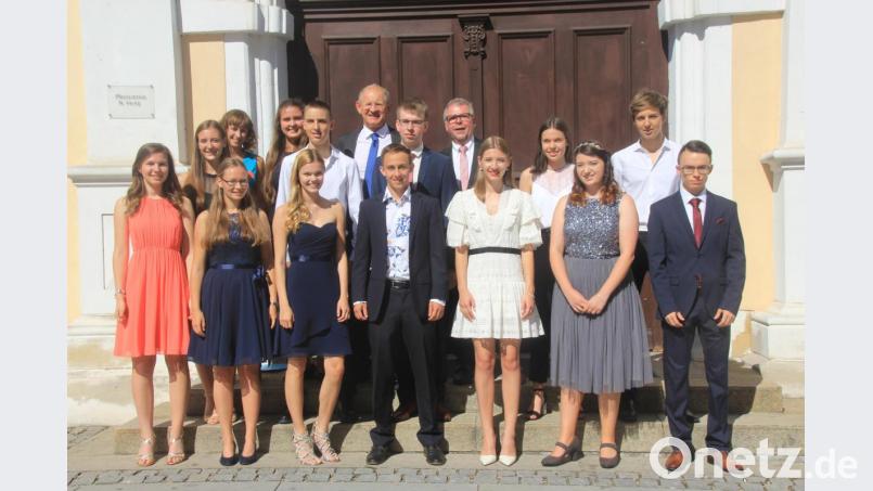 14 Abiturienten des Abiturjahrgangs 2019 am Max-Reger-Gymansium Amberg gelang ein Notendurchschnitt von 1,5 oder besser. Freuen durften sich (v.l.n.r.): Erste Reihe: Christina Bader (1,4), Sophie Rüth (1,1), Tabea Wichmann (1,0), Andreas Frauendorfer (1,3), Sophia Bäumler (1,3), Selina Gradl (1,3), Andreas Püttner (1,5). Zweite Reihe: Julia Frenzl (1,5), Robin Engel (1,1), Christoph Albertin (1,5), Theresa Schaller (1,3), Eric Engel (1,0). Dritte Reihe: Konstanze Frauendorfer (1,1), Julia Metzenroth (1,0) sowie mit den Abiturienten Oberstufenkoordinator Albert Kiener und Schulleiter Wolfgang Wolters. Bild: kmo